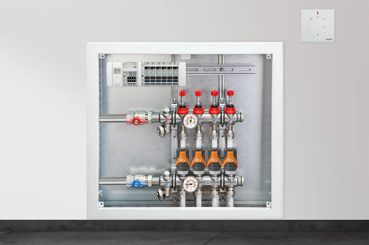 Rozdělovací skříň topného okruhu se servopohonem BEKOTEC-THERM-EAHB pro adaptivní hydraulické vyvážení