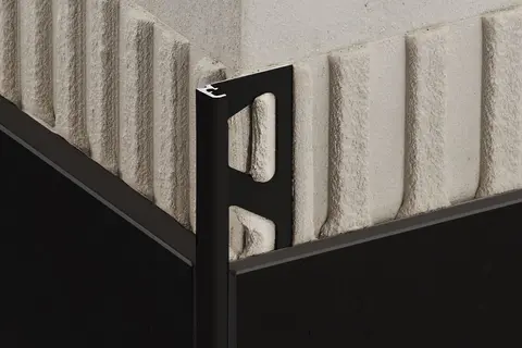Detailní pohled na profil Schlüter-JOLLY-AC MGS pro vnější rohy stěn a pro ukončení soklů a jiných povrchů.