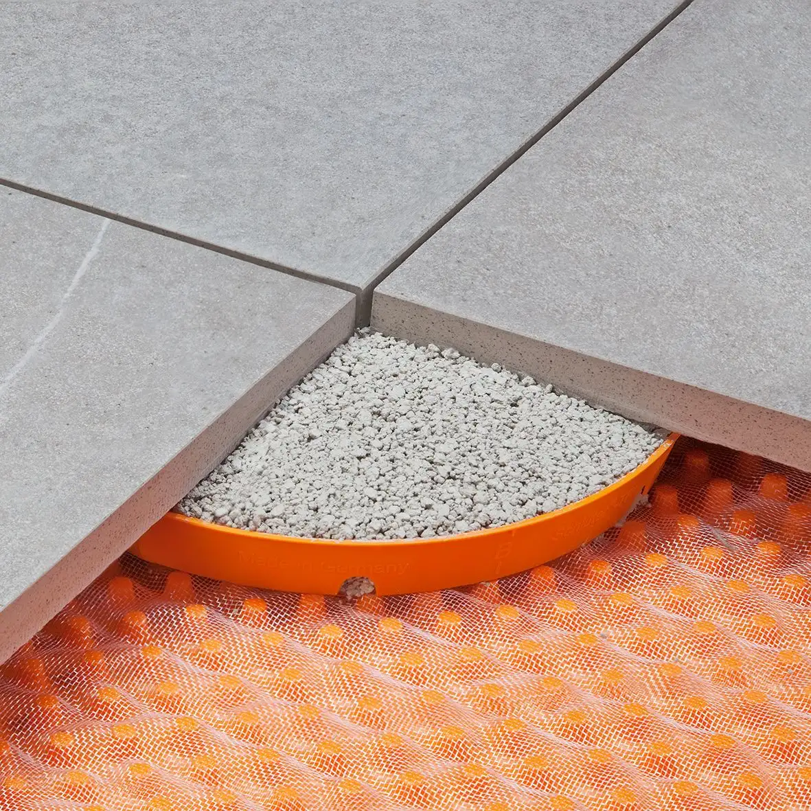 Tři terasové desky položené přes roh na maltovém terči