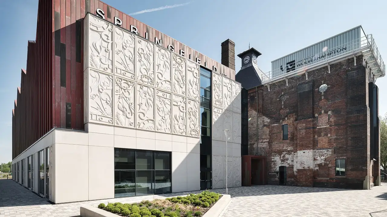 Vnější pohled na univerzitní kampus „School of Architecture and Built Environment“ ve Wolverhamptonu.