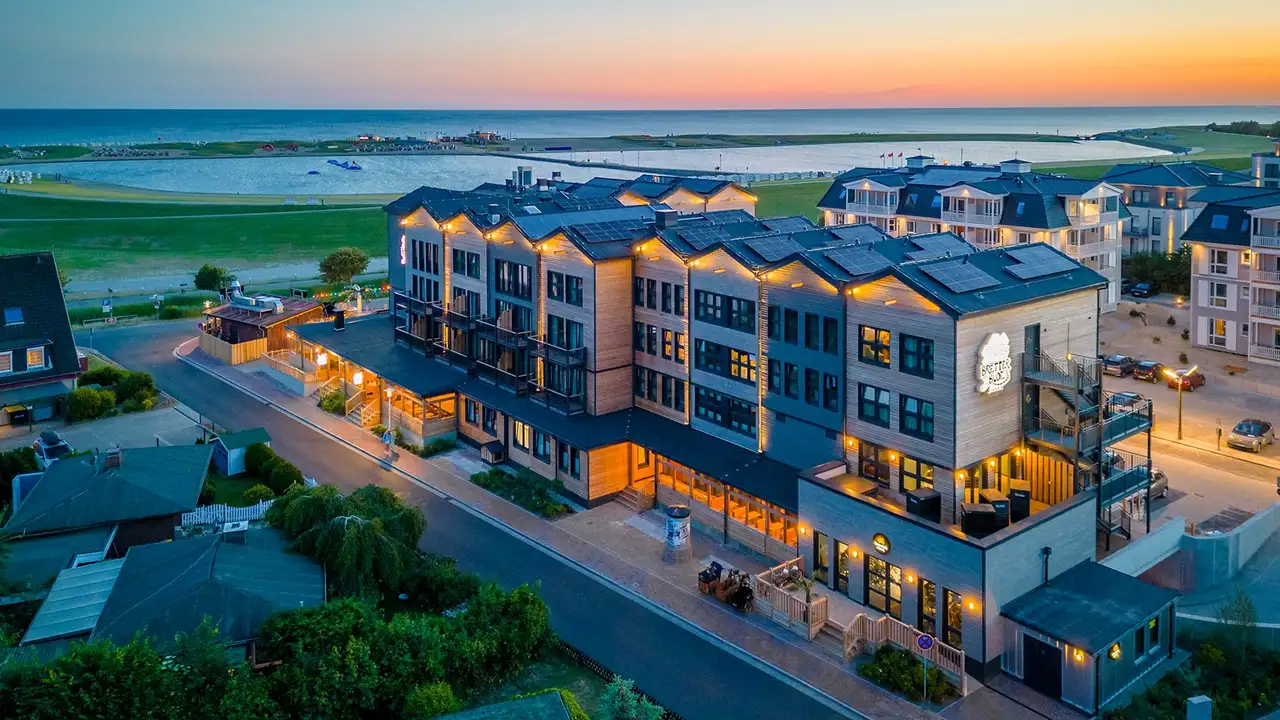 Hotel „Bretterbude“ ve městě Büsum působí za soumraku mimořádně.