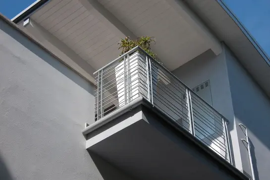 Dům s balkonem, kde je pro odvodnění instalován žlabový systém Schlüter-BARIN.