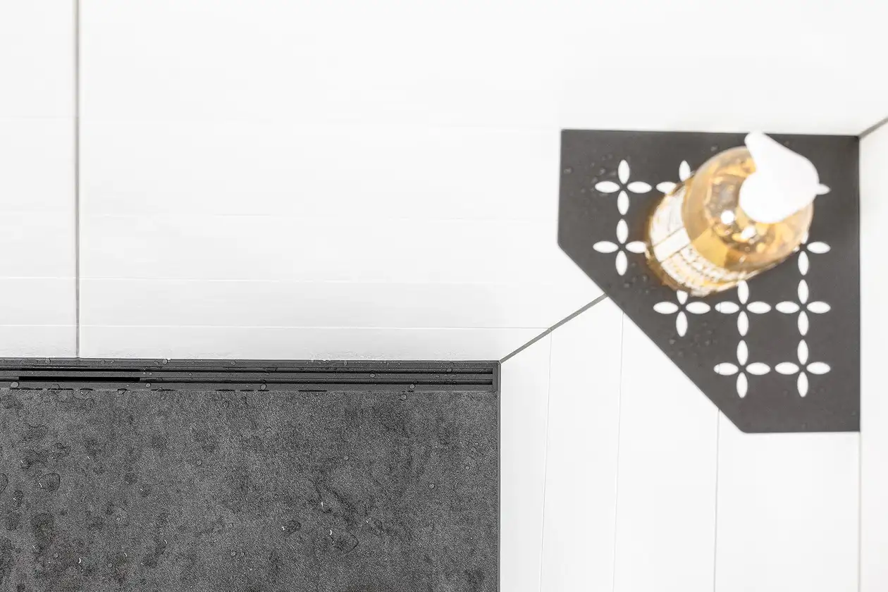 Schlüter-KERDI-LINE-VARIO kan som bruserafløb med det diskrete, elegante design tilpasses individuelt til alle brusekabiner i plan med gulvet.