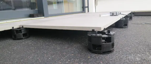 Detaljeret visning af de løst monterede Schlüter-TROBA-LEVEL-altan- og terrassefliser.