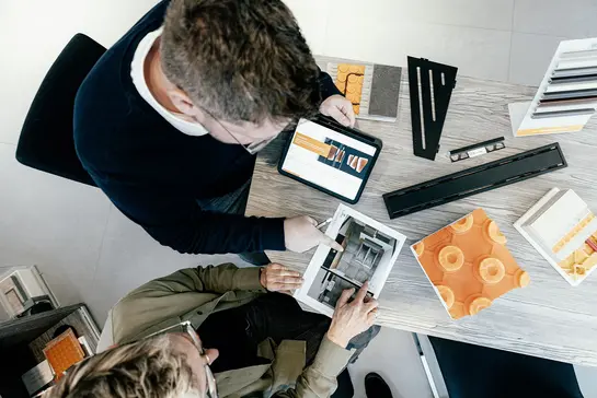 Schlüter-Systems kundesamtale med et udvalg af Schlüter-produkter