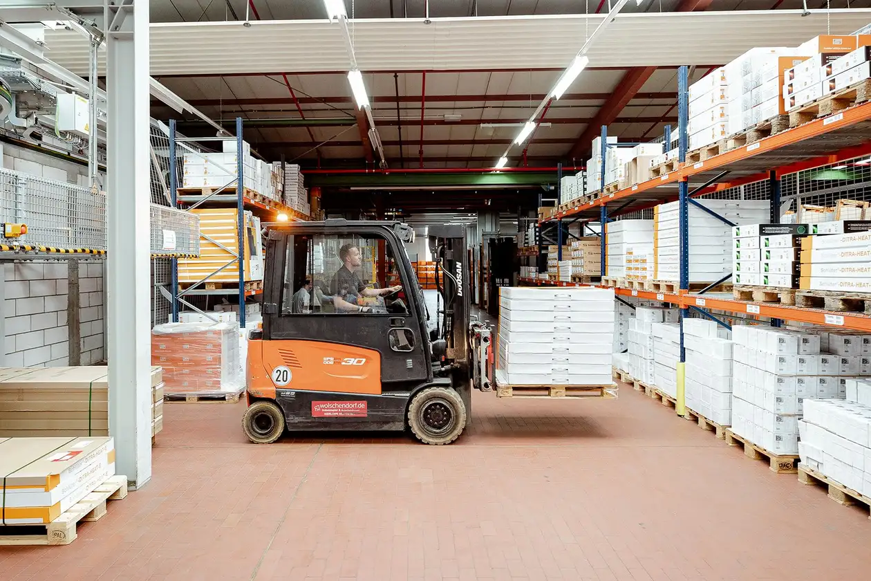 Interiørbillede af et Schlüter-Systems-lager, hvor nogle produkter opbevares.