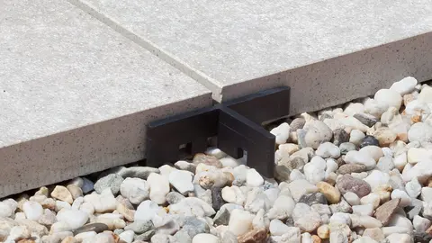 Terrasseplader i et skærvelag med et fugekryds som afstandsholder