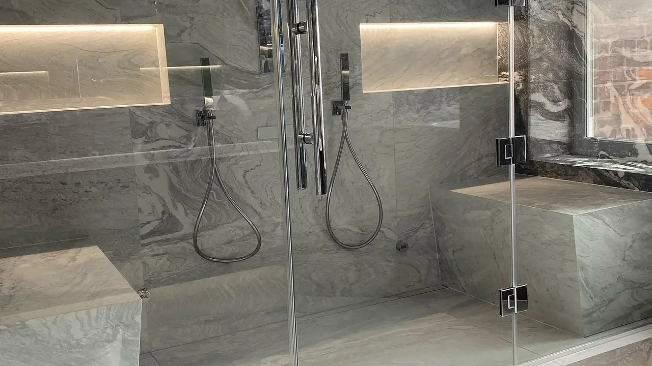 Bruseområde i dampbadet med to sæder, to nicher og to brusere på hver side