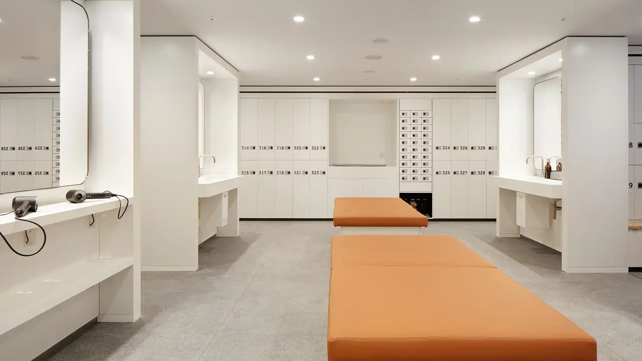 Changing area in the JJ Mack Buildung