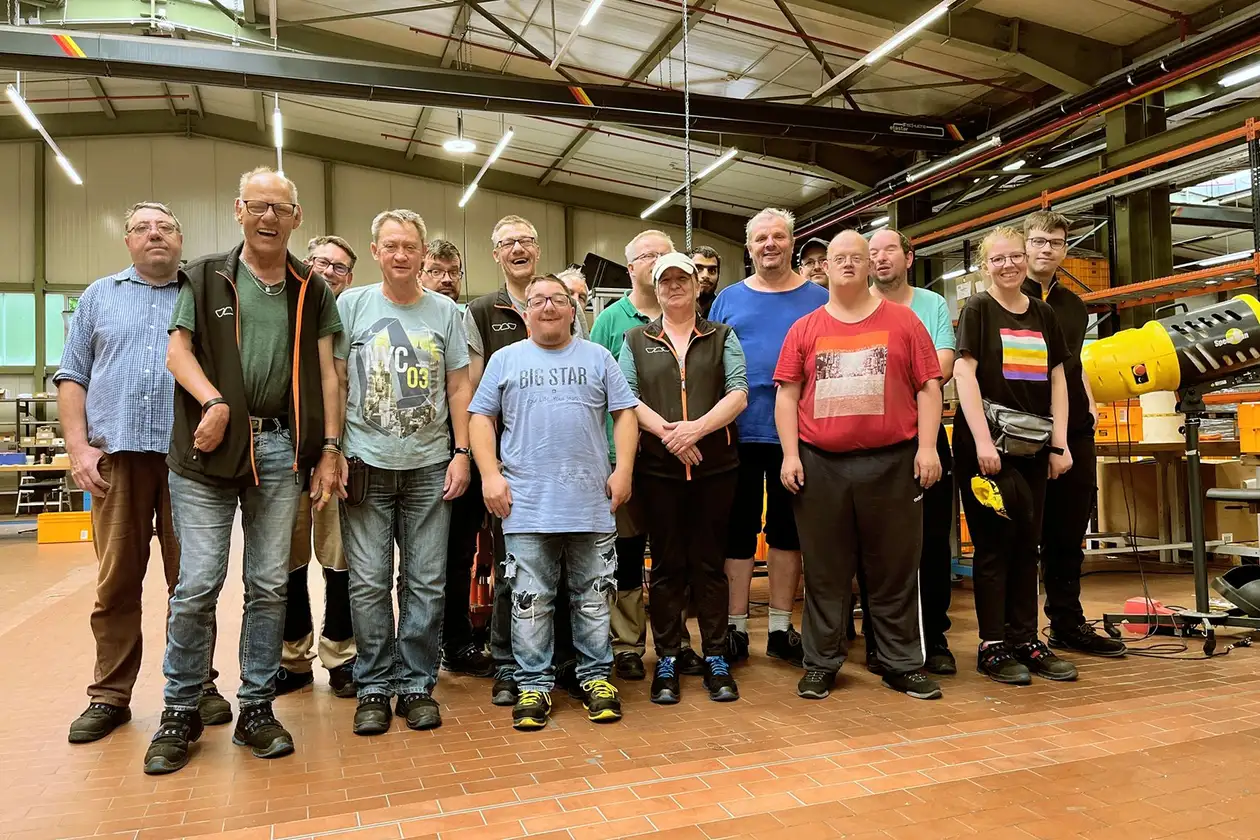 Group photo of the external group that works at Schlüter-Systems in the Iserlohn Werkstätten.