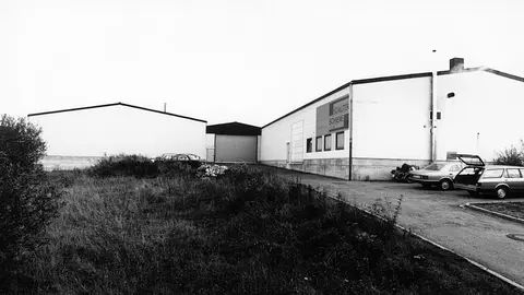 Black and white exterior photograph of the Schlüter-SCHIENE company building in the early 1980s