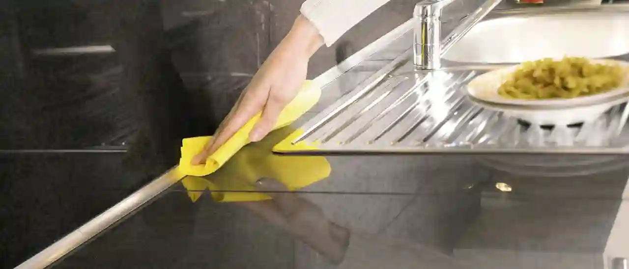 Cleaning of the countertop in the kitchen with Schlüter-CLEAN-CP cleaning polish.