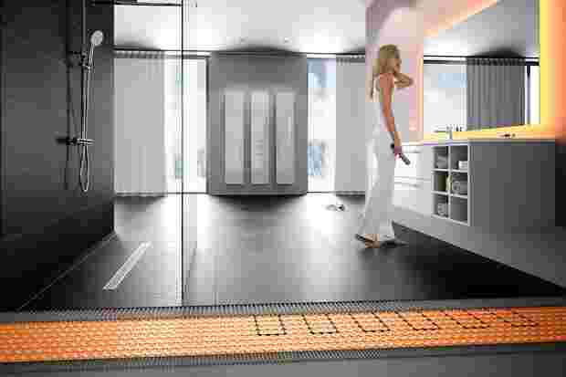Floor construction in the bathroom with detailed view of the Schlüter-DITRA-HEAT electric heating system.