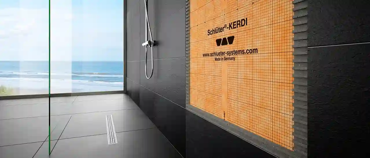 Bathroom with free-standing shower and detailed view of the installed Schlüter-KERDI-200.