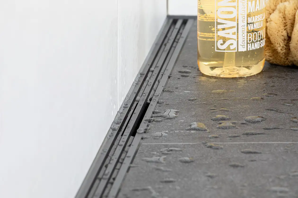 Floor-level shower with the Schlüter-KERDI-LINE-VARIO linear drainage
