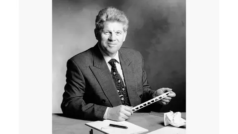 Black and white portrait of company founder Werner Schlüter with his pioneering invention for the tile industry: the Schlüter-SCHIENE finishing profile 