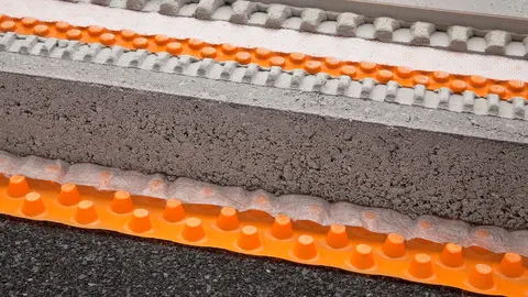 Cross-section of an assembly with surface drainage, screed and decoupling membrane