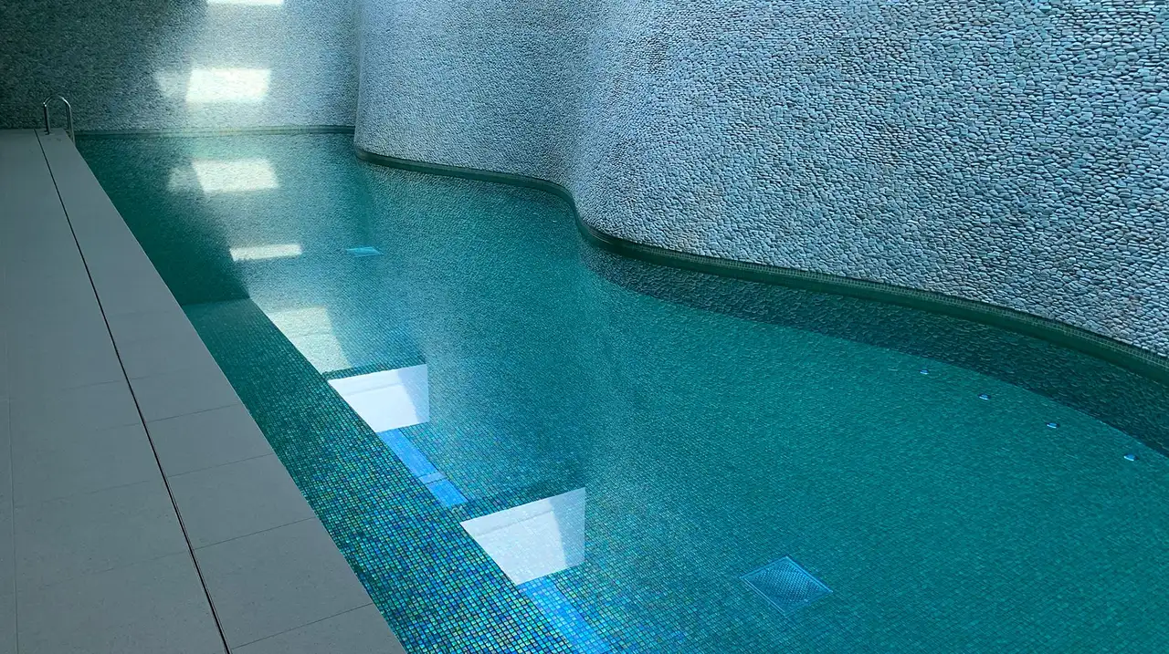 Serpentine wall in the pool of Headland Hotel