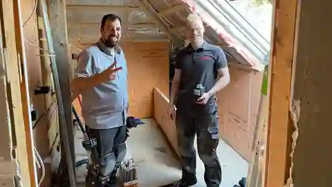 Two Schlüter-Systems installers standing in the still unrenovated room.