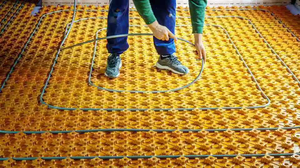 The heating pipe is installed in the Schlüter-BEKOTEC-EN polystyrene studded screed panel.