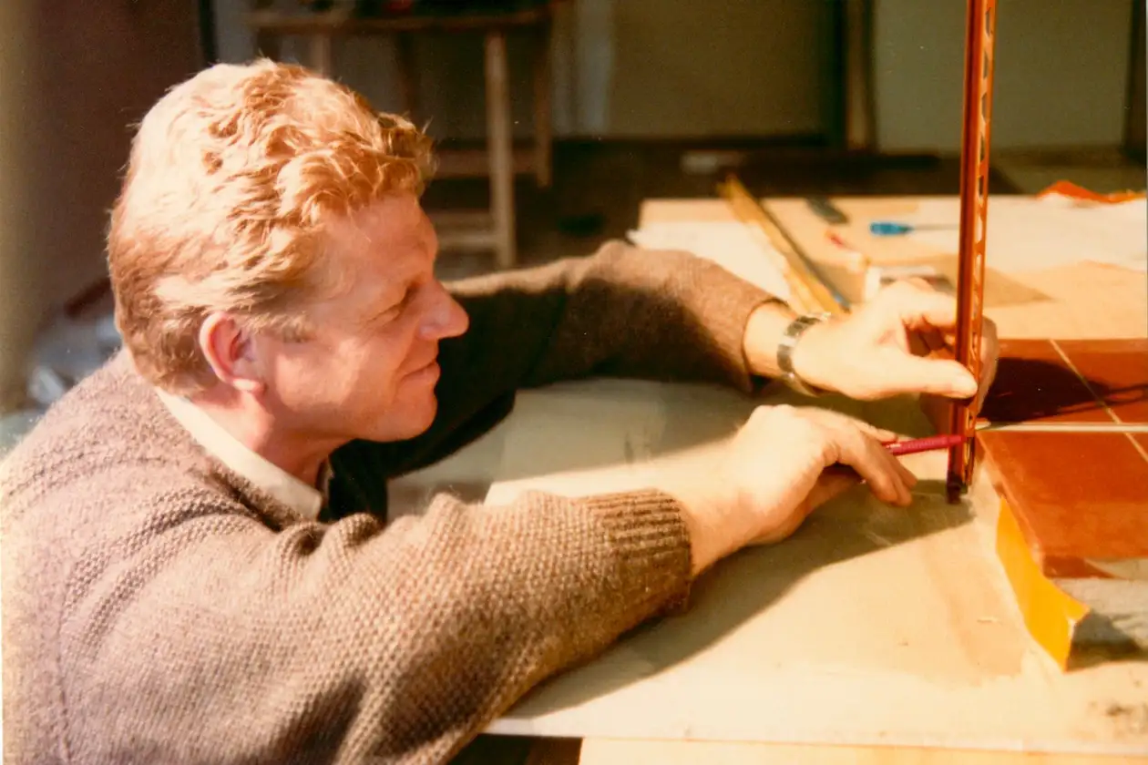 Firmengründer Werner Schlüter am Schreibtisch bei der Weiterentwicklung des von ihm erfundenen Fliesenabschlussprofils Schlüter-SCHIENE