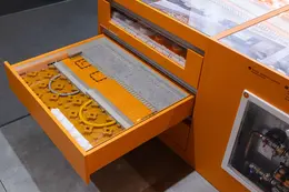 Ausziehbare Schublade mit Produktmustern, daneben Verteilerkasten und Regler f&uuml;r Fu&szlig;bodenheizung.