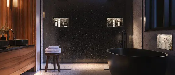 Badezimmer bei Nacht mit doppelter Dusche, warmem Licht und beleuchteten Nischen