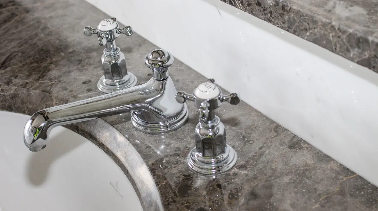 Blick in ein renoviertes Badezimmer von Adare Manor, einem historischen Herrenhaus in Irland