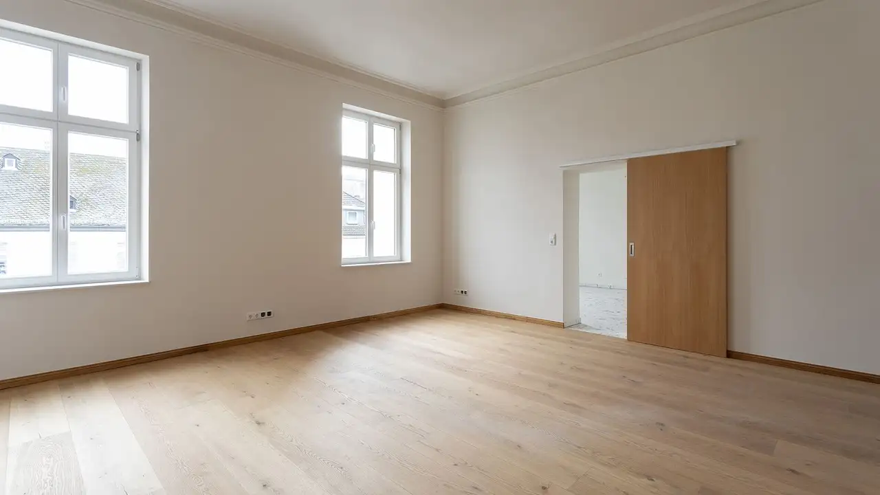 Fertig renovierter Wohnraum in der Villa Cosack mit großen Fenstern und Holzboden