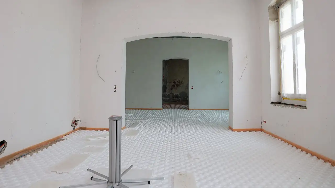 Ein Raum der Villa Cosack im Renovierungszustand mit verlegter Estrichnoppenplatte auf dem Boden