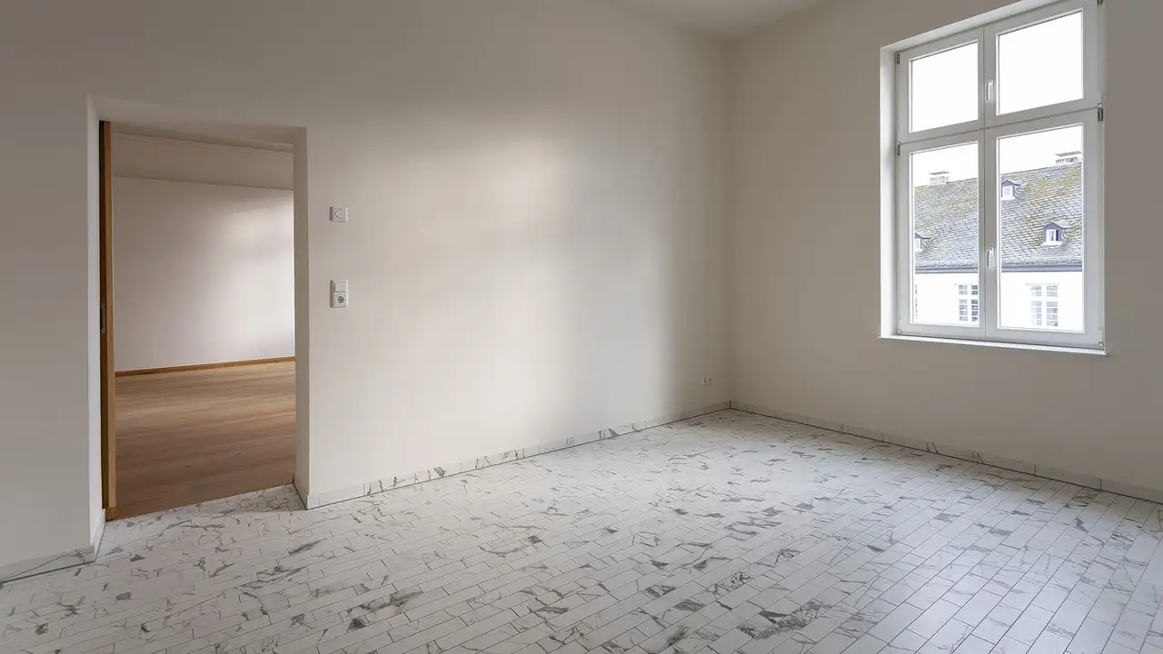 Mit kleinformatigen, marmorierten Fliesen ausgestatteter Wohnaum in der renovierten Villa Cosack