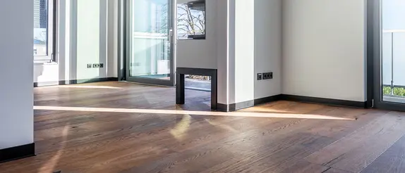 Innenraum der renovierten Villa Pomona in Ahrensburg mit Holzdielen und schwarzen DESIGNBASE-SL Fußleisten