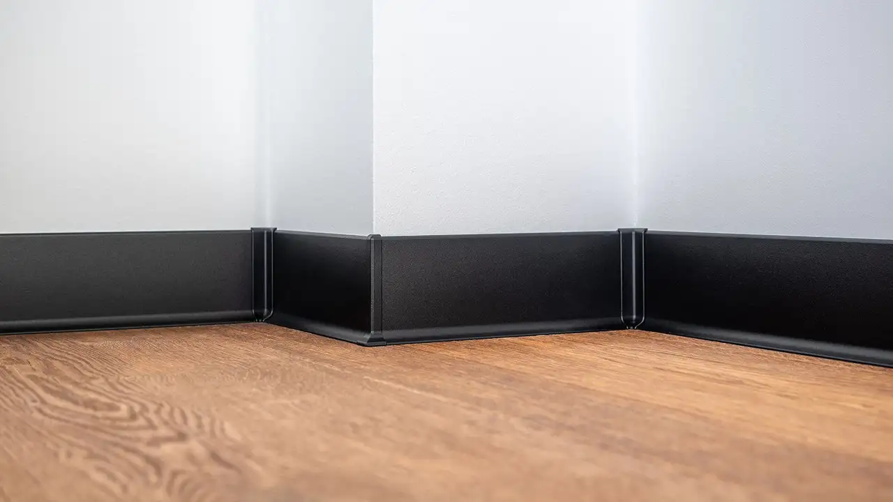 Schwarze Sockelleiste an heller Wand