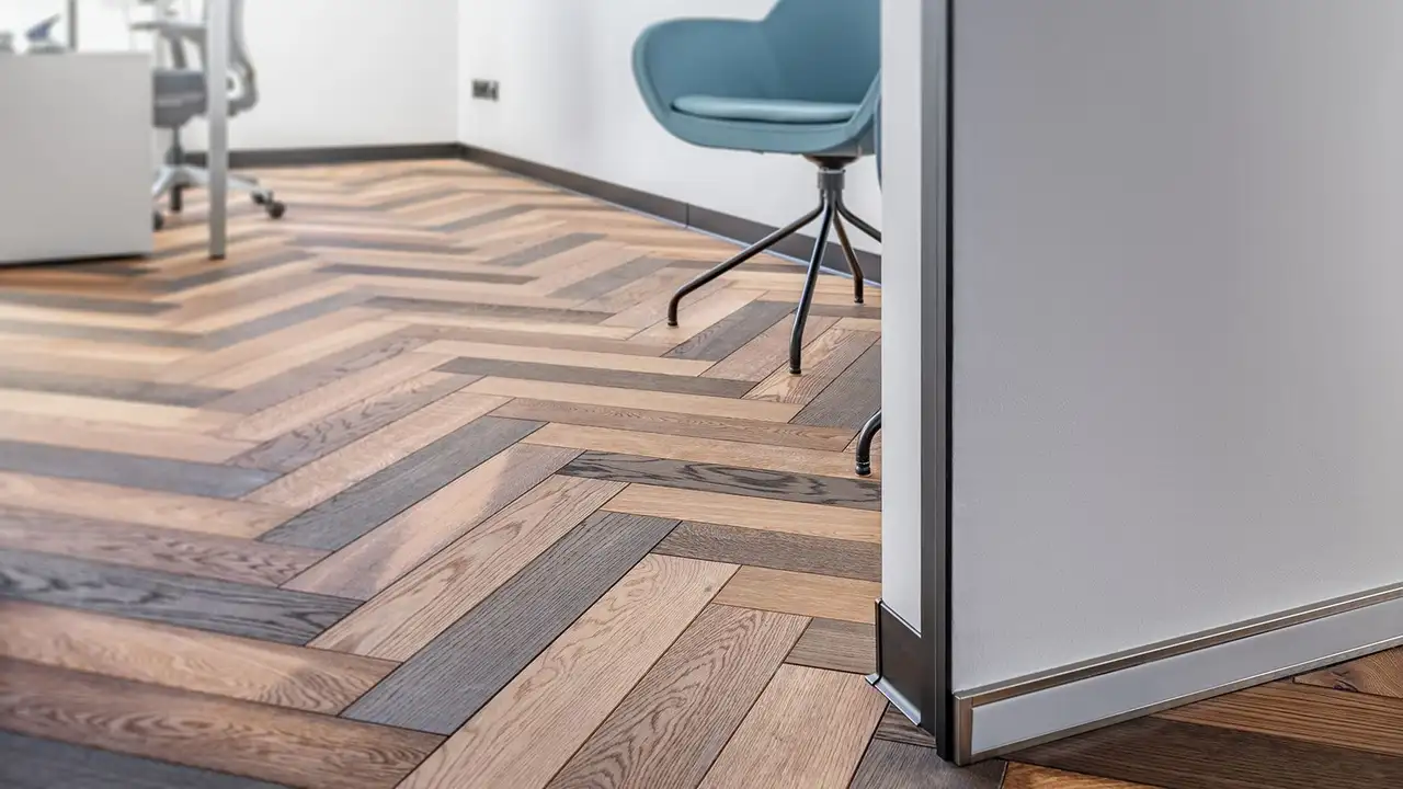 Raumecke mit mattschwarzen Sockelleisten