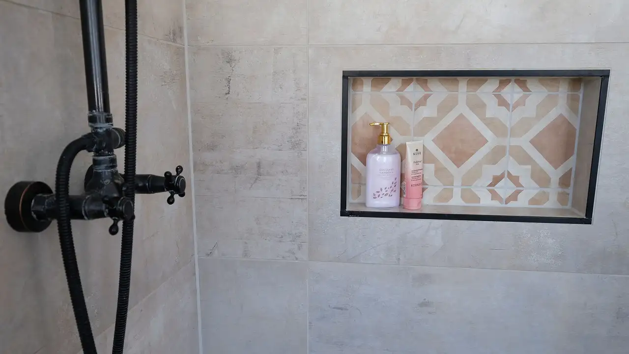 Nahaufnahme der Nische in der Dusche mit Abschlussprofilen in Graphitschwarz matt.