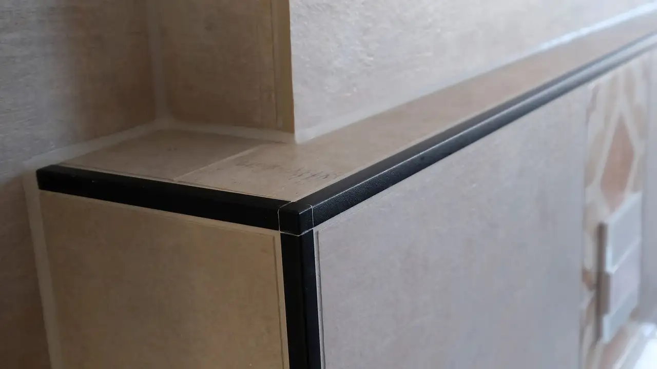 Nahaufnahme des Kantenschutzes an Vorwandinstallation.