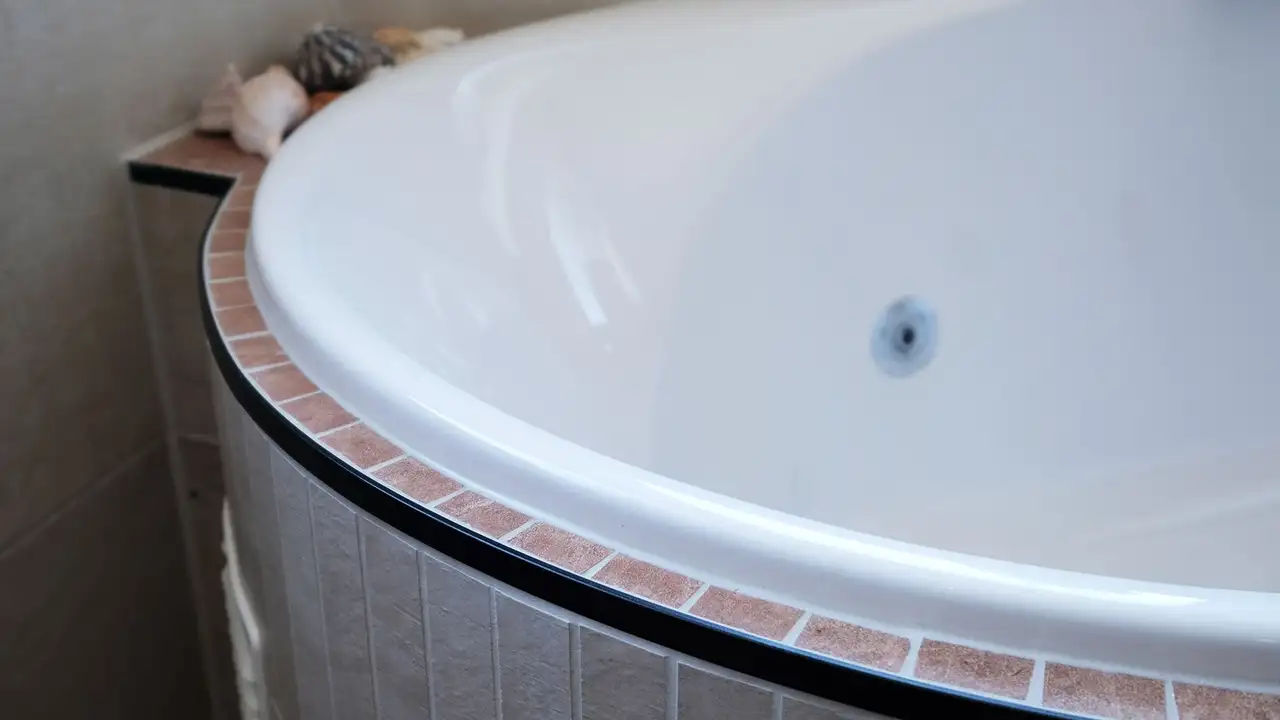 Detailaufnahme des Kantenschutzes an der Badewanne.
