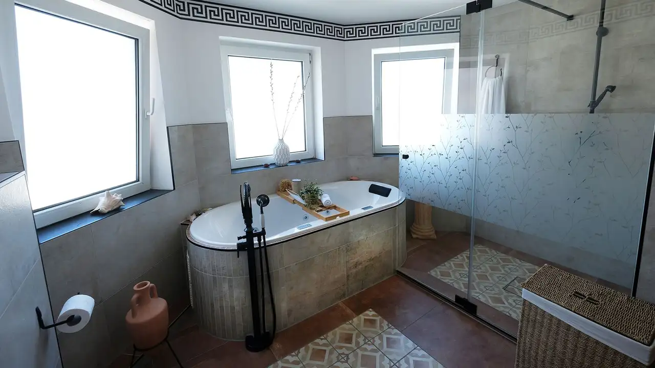 Highlight ist eine freistehende Badewanne, die mit KERDI-BOARD-Platten bekleidet und befliest ist.