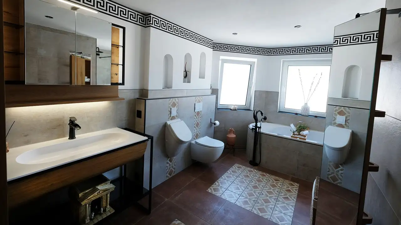 Blick in das sanierte Badezimmer im römischen Stil.