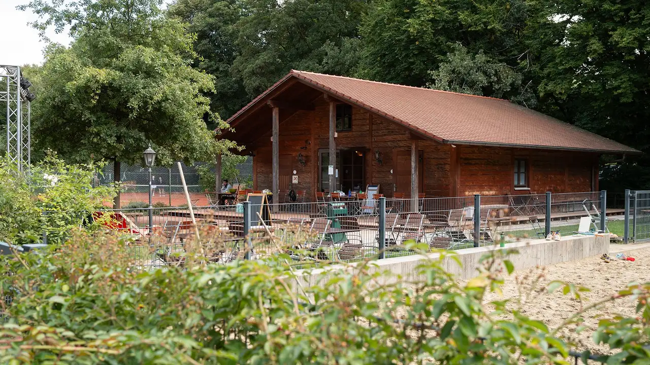 Die Au&szlig;enansicht des Holzhauses, das als Vereinsheims von Tennis Hirschau dient