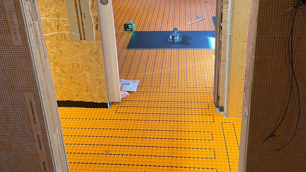 Die verlegte DITRA-HEAT-Entkopplungsmatte mit installierten Heizkabeln f&uuml;r die elektrische Fu&szlig;bodenheizung