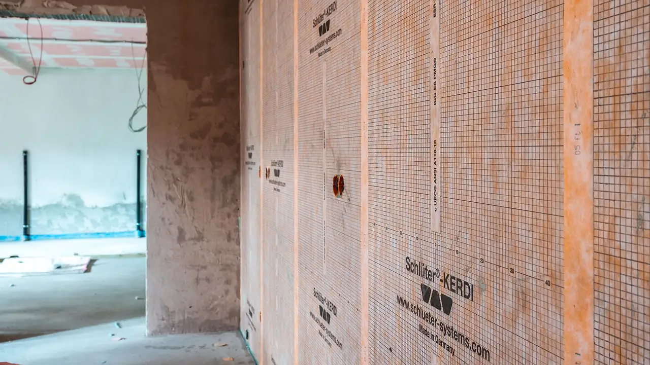 Eine mit Schlüter-KERDI abgedichtete Wand in der Marktschule Idar-Oberstein
