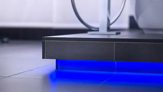 Blau beleuchteter Sockel vor einer Badewanne