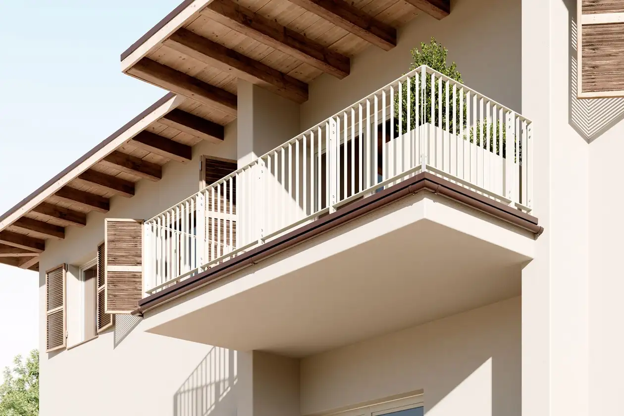 Blick von au&szlig;en und unten auf einen Balkon, der mit wei&szlig;en Gitterst&auml;ben gesichert ist