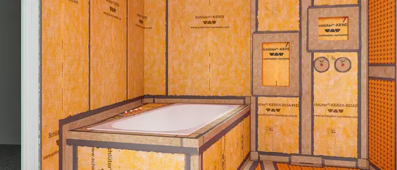 Ein fertig abgedichtetes Badezimmer im Rohbauzustand mit verklebten Entkopplungsmatten und Verlegeuntergründen