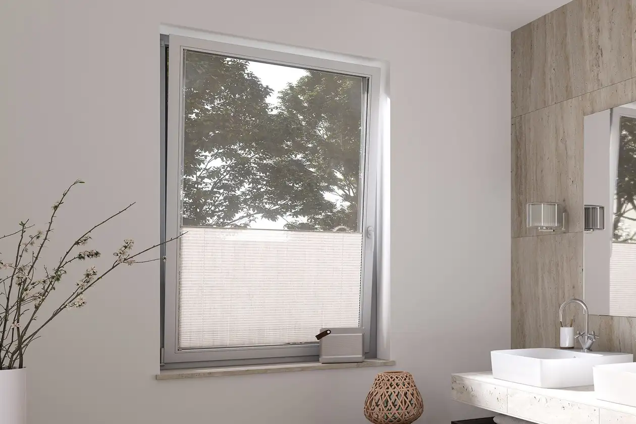 Modernes Badezimmer mit angelehntem Fenster
