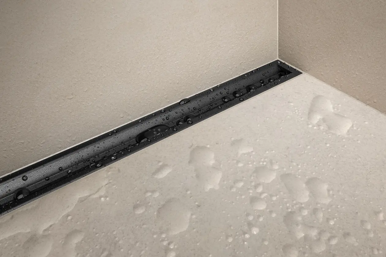 begehbare Dusche mit Entwässerungsrinne an der Rückseite