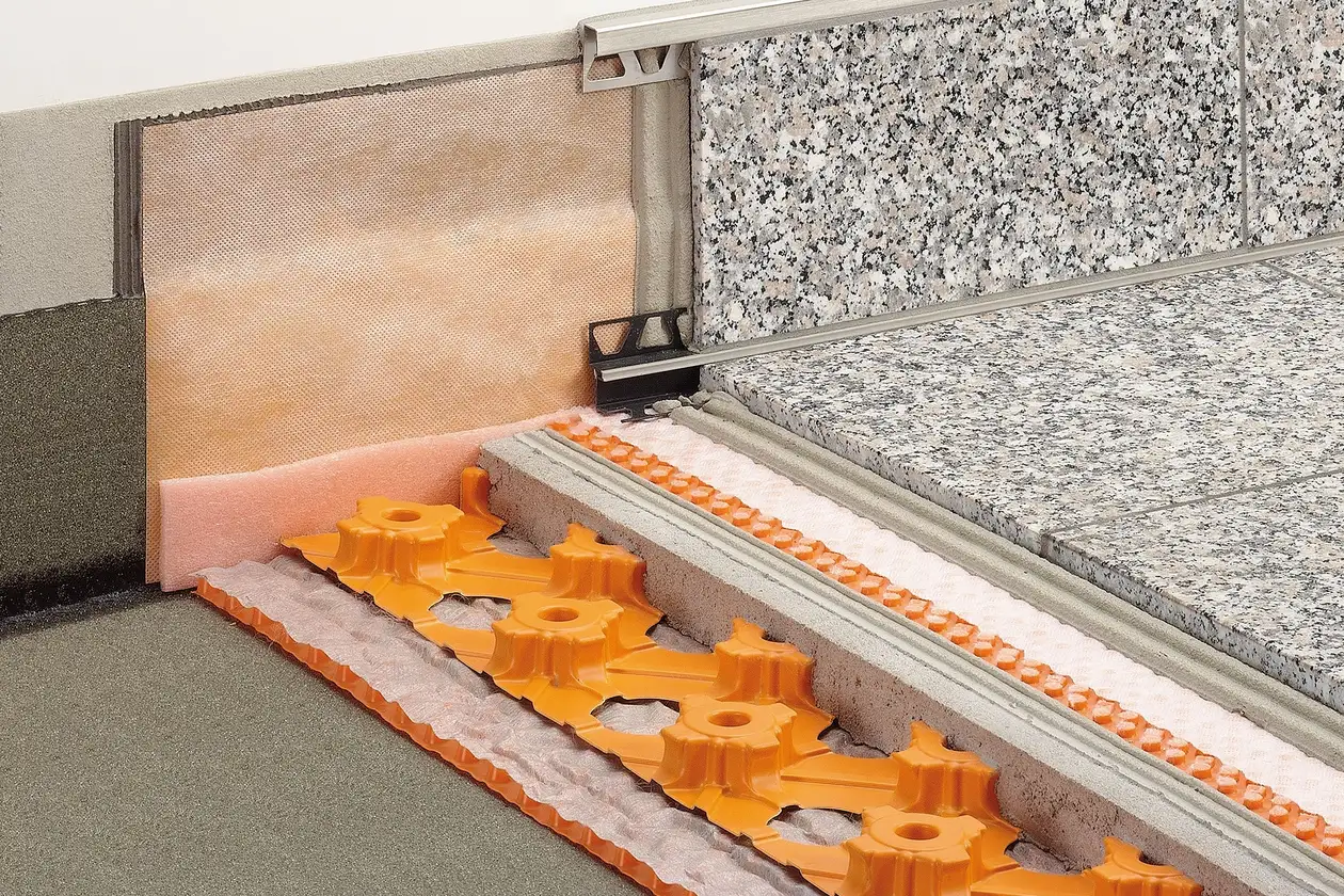 Schl&uuml;ter-Systems Dachterrassenaufbau C.3 D&uuml;nnschichtige Belagskonstruktion &uuml;ber Abdichtung DITRA-DRAIN als Verbunddrainage und Verbundentkopplung &uuml;ber BEKOTEC-DRAIN-Estrich auf TROBA-PLUS-Drainagematte