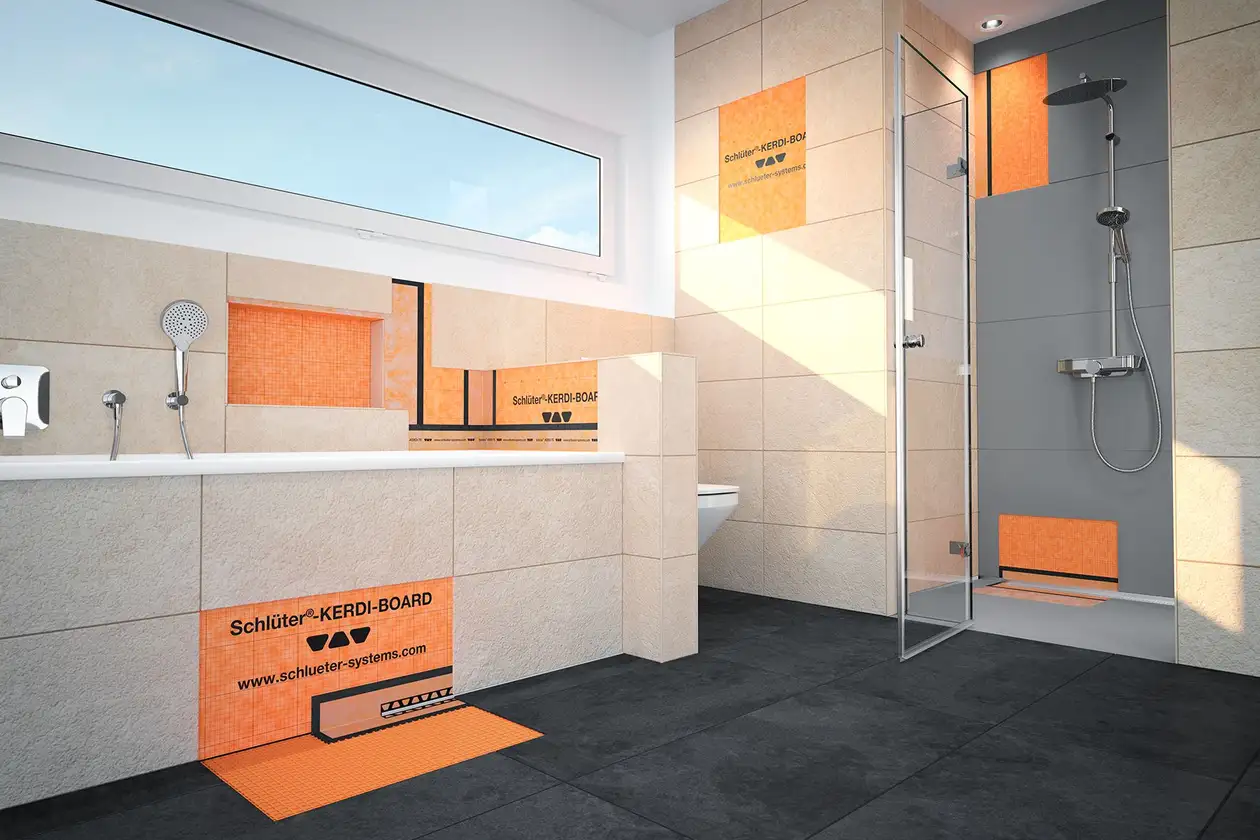 Badezimmer mit Wanne, Dusche und WC, das hinter den Fliesen teilweise die darunterliegende Verbundabdichtung zeigt