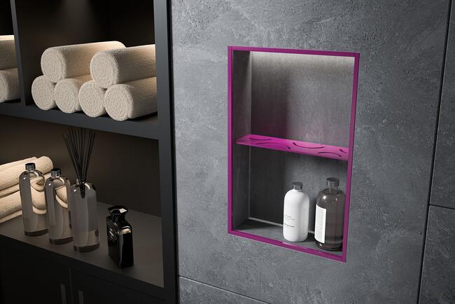 Badezimmer, in dem Schlüter-SHELF in einer Nische in MyDesign Farbe eingebaut ist.